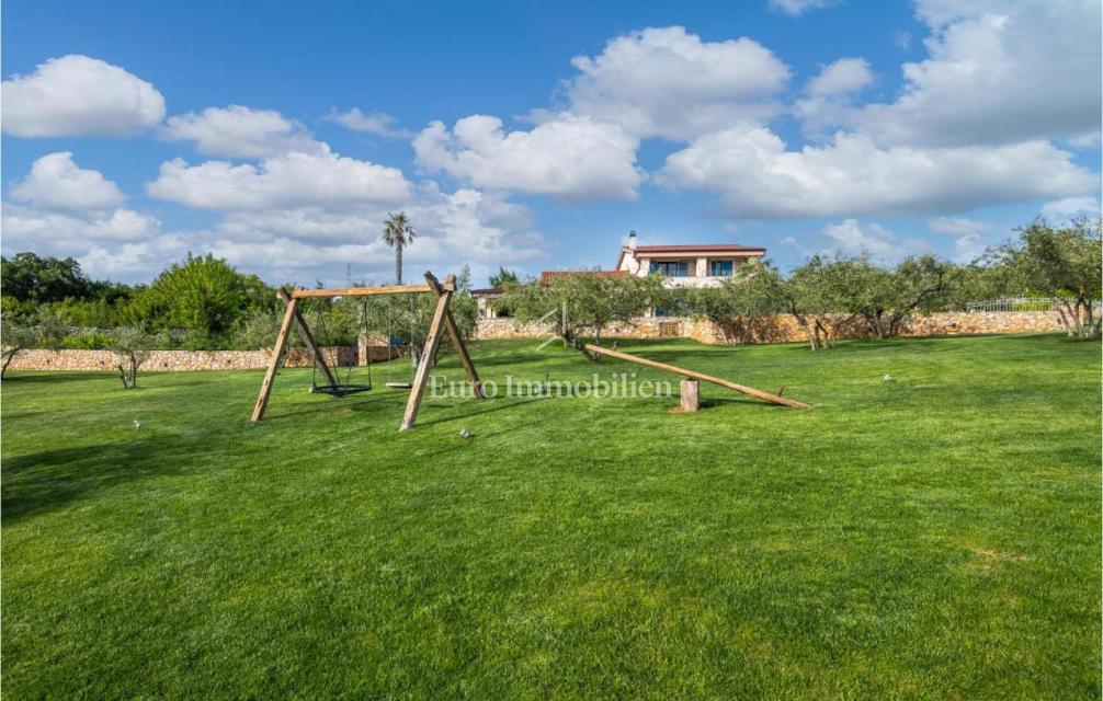 Mediteranska vila z bazenom in pogledom na morje