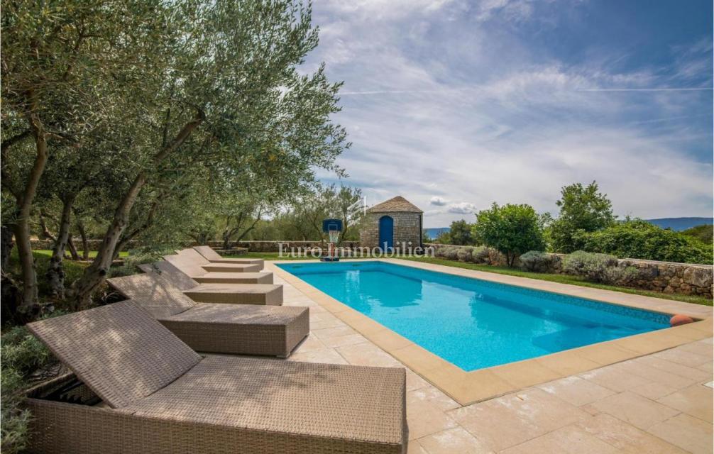 Mediteranska vila z bazenom in pogledom na morje