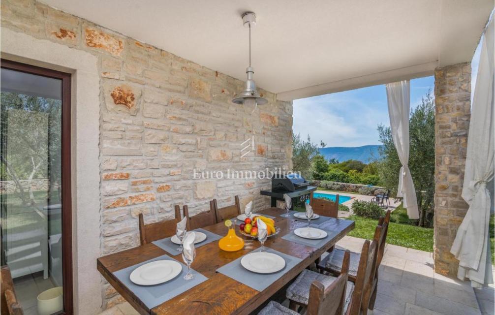 Mediteranska vila z bazenom in pogledom na morje