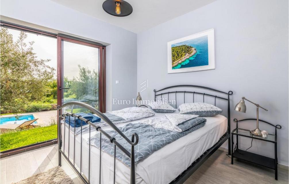 Mediteranska vila z bazenom in pogledom na morje