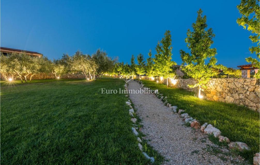 Mediteranska vila z bazenom in pogledom na morje