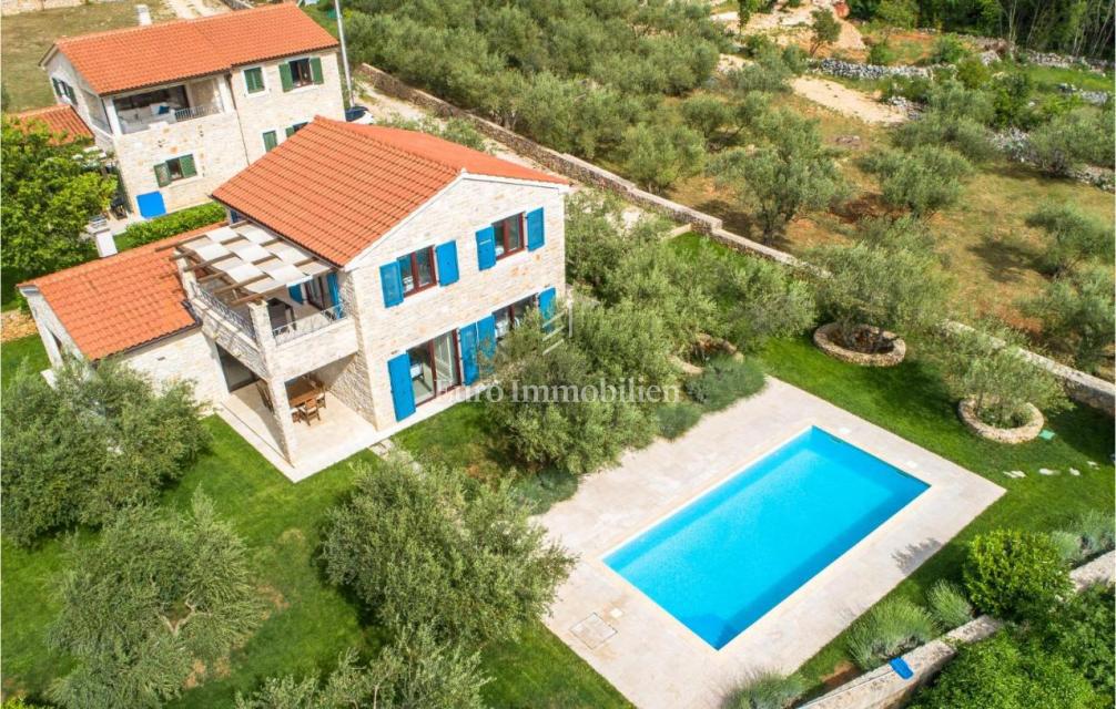 Mediteranska vila z bazenom in pogledom na morje