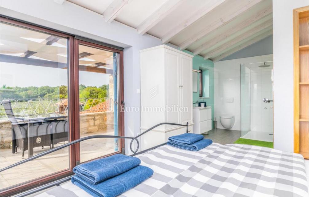 Mediteranska vila z bazenom in pogledom na morje