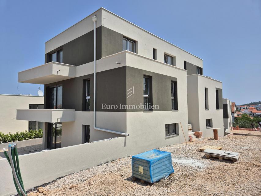 Murter - apartmaji s pogledom na morje, blizu plaže