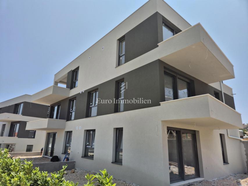 Murter - apartmaji s pogledom na morje, blizu plaže