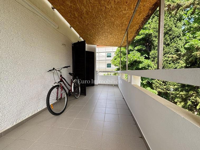 Novalja - apartma z veliko teraso, blizu plaže