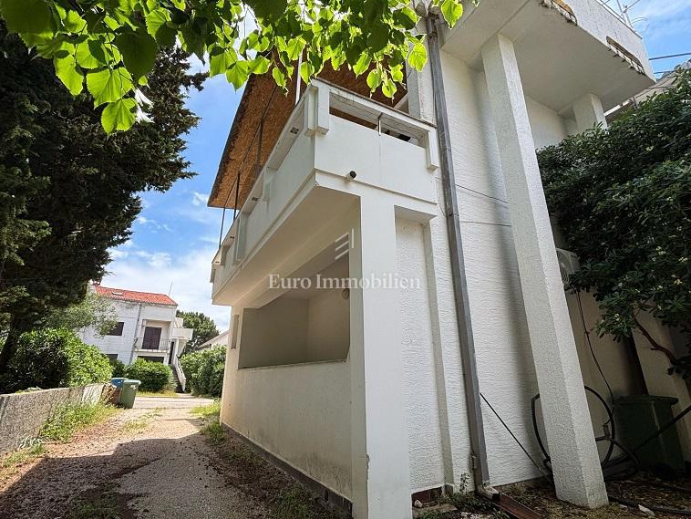Novalja - apartma z veliko teraso, blizu plaže