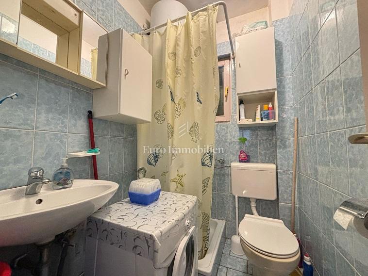 Novalja - apartma z veliko teraso, blizu plaže