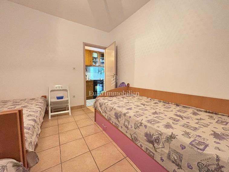 Novalja - apartma z veliko teraso, blizu plaže