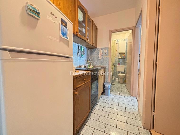 Novalja - apartma z veliko teraso, blizu plaže