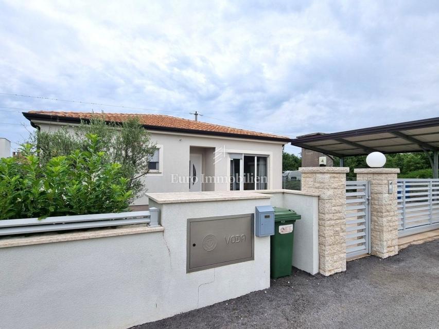 Poreč - enodružinska hiša z bazenom, 2 km od morja