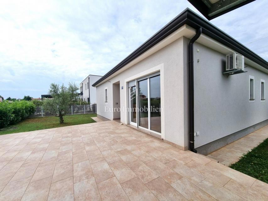 Poreč - enodružinska hiša z bazenom, 2 km od morja