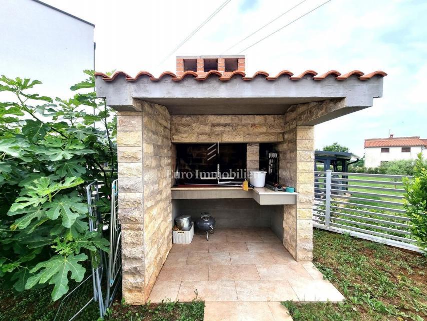 Poreč - enodružinska hiša z bazenom, 2 km od morja