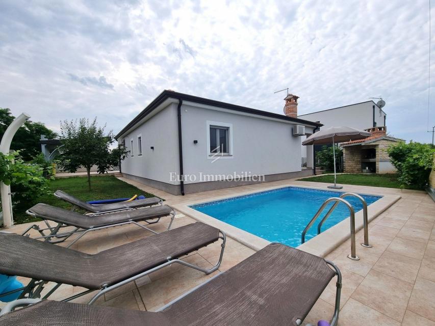Poreč - enodružinska hiša z bazenom, 2 km od morja