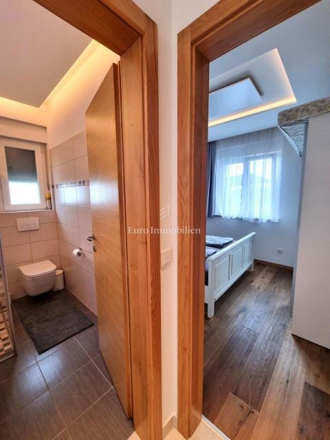 Poreč - enodružinska hiša z bazenom, 2 km od morja