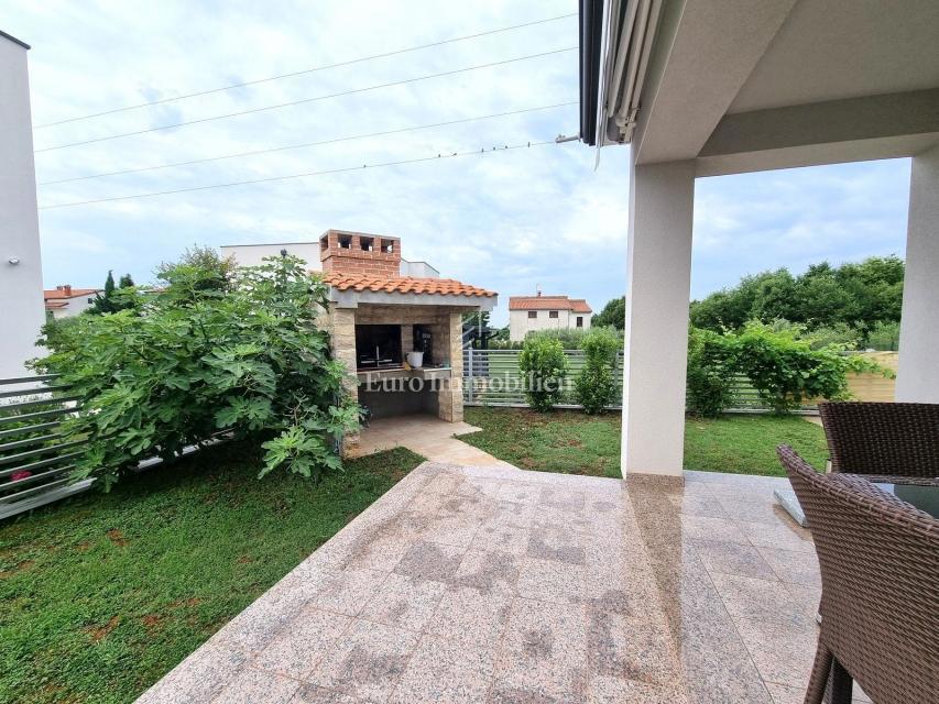 Poreč - enodružinska hiša z bazenom, 2 km od morja