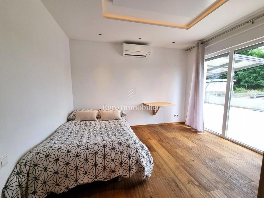 Poreč - enodružinska hiša z bazenom, 2 km od morja