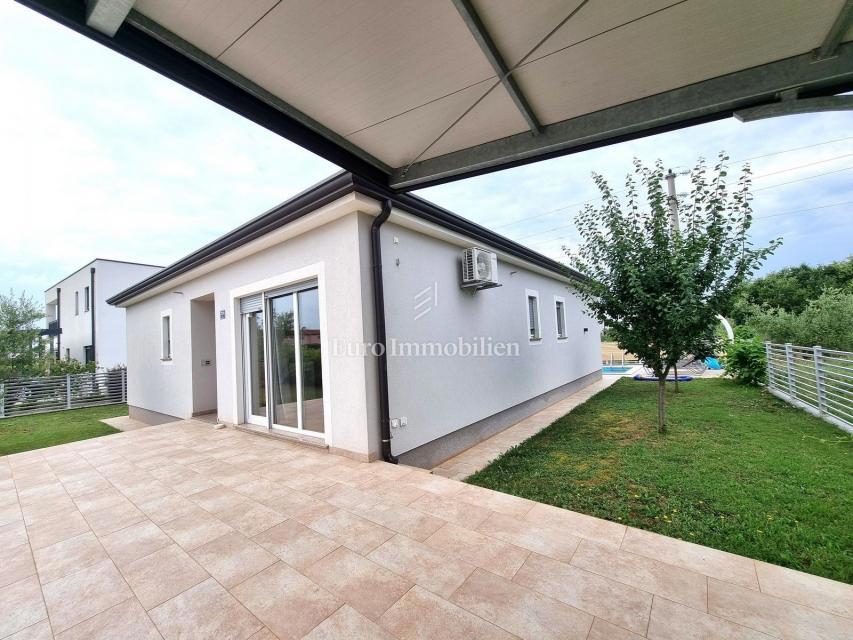 Poreč - enodružinska hiša z bazenom, 2 km od morja