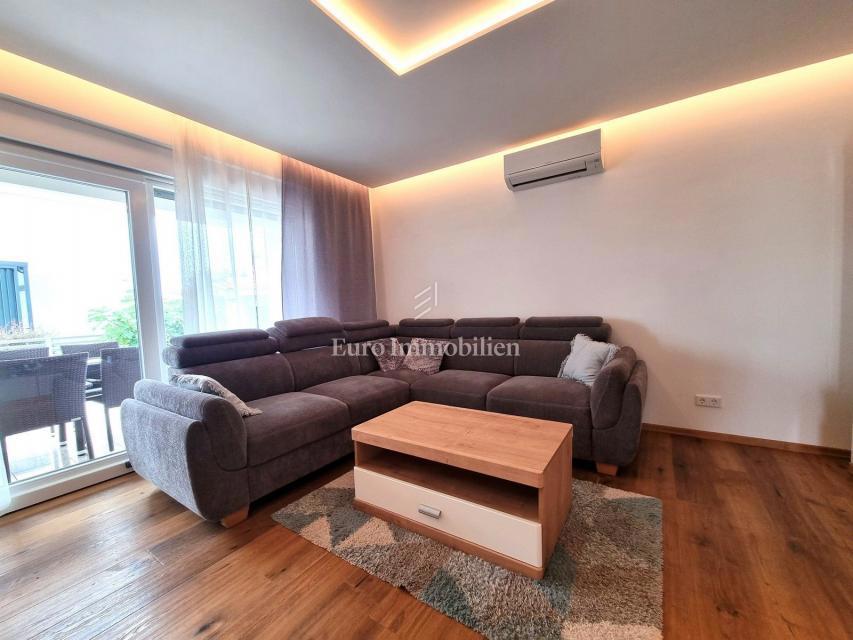 Poreč - enodružinska hiša z bazenom, 2 km od morja