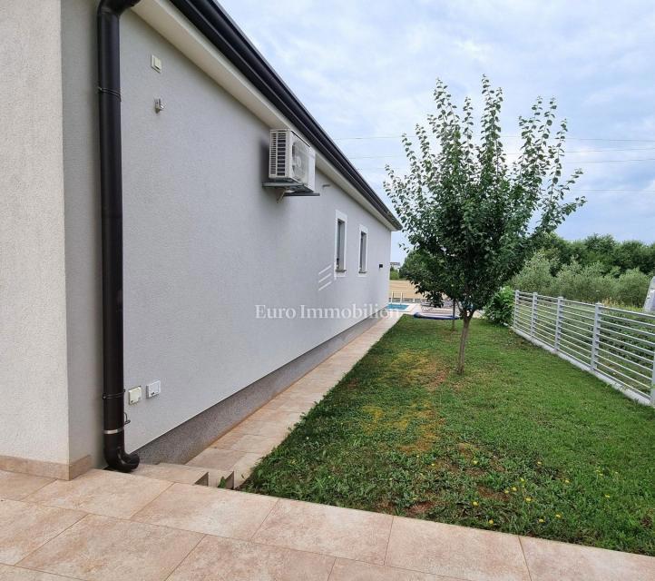 Poreč - enodružinska hiša z bazenom, 2 km od morja