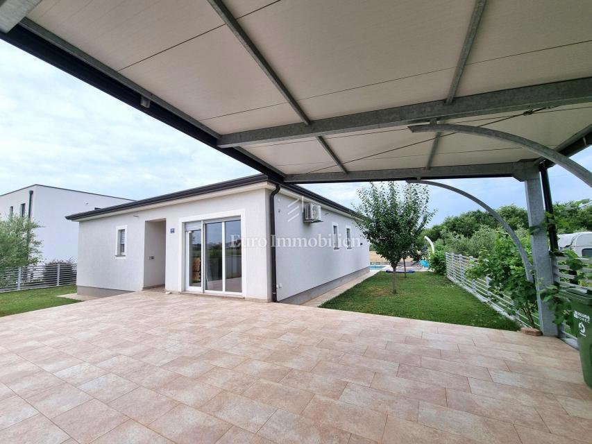 Poreč - enodružinska hiša z bazenom, 2 km od morja
