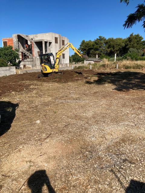 Vrsi - gradbeno zemljišče, 300m od morja