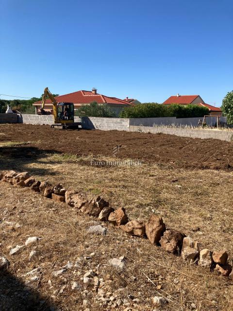 Vrsi - gradbeno zemljišče, 300m od morja