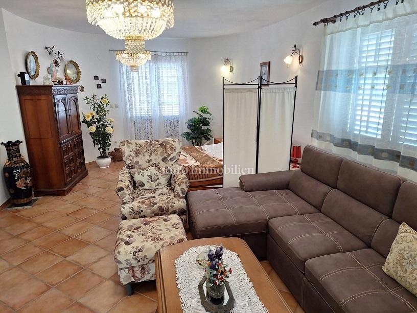 Pag - dupleks stanovanje v pritličju z veliko teraso