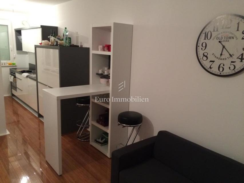 Pag, Stanovanje v pritličju, le 50 metrov od morja