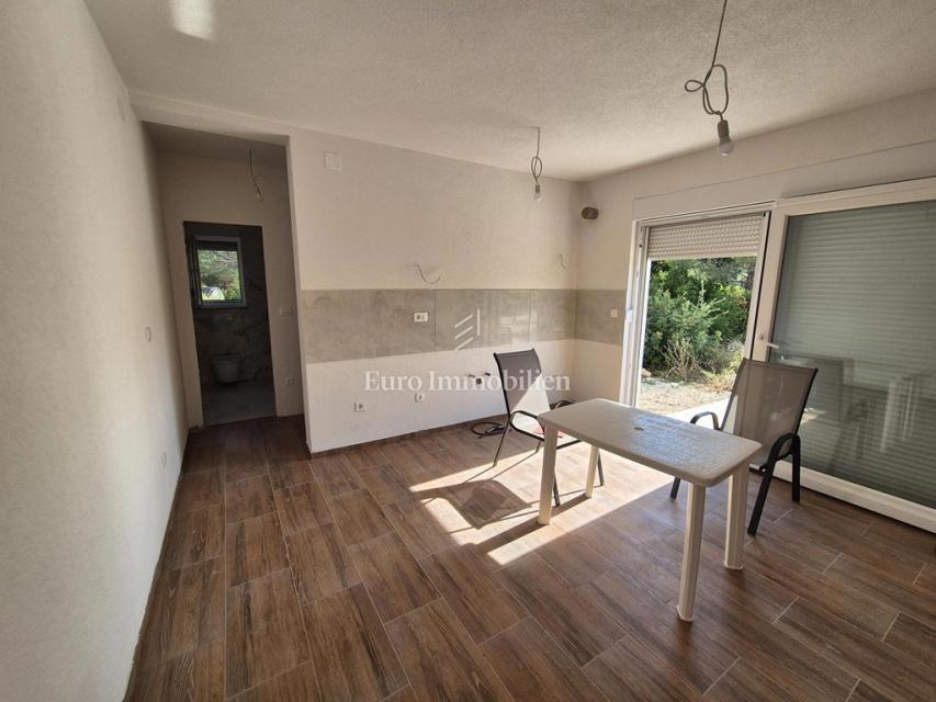 Pirovac, Novogradnja, Stanovanje z velikim vrtom