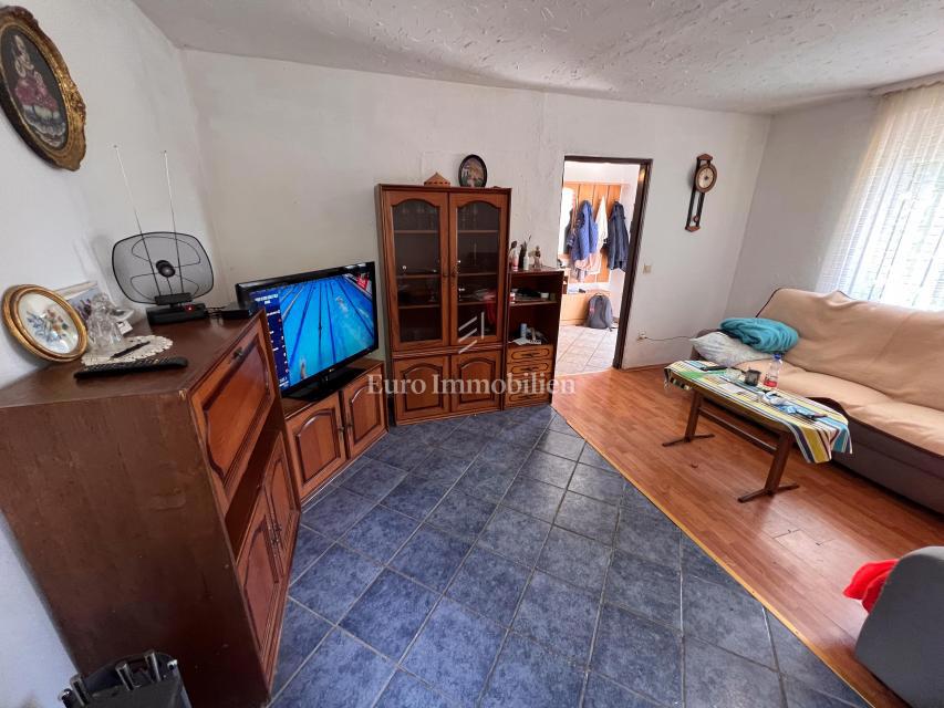 Hiša z Dvema Stanovanjema na Mirni Lokaciji