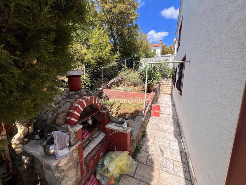 Hiša z Dvema Stanovanjema na Mirni Lokaciji