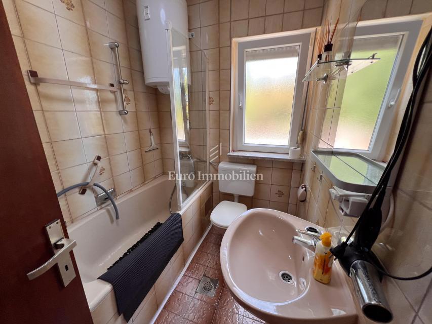 Hiša z Dvema Stanovanjema na Mirni Lokaciji