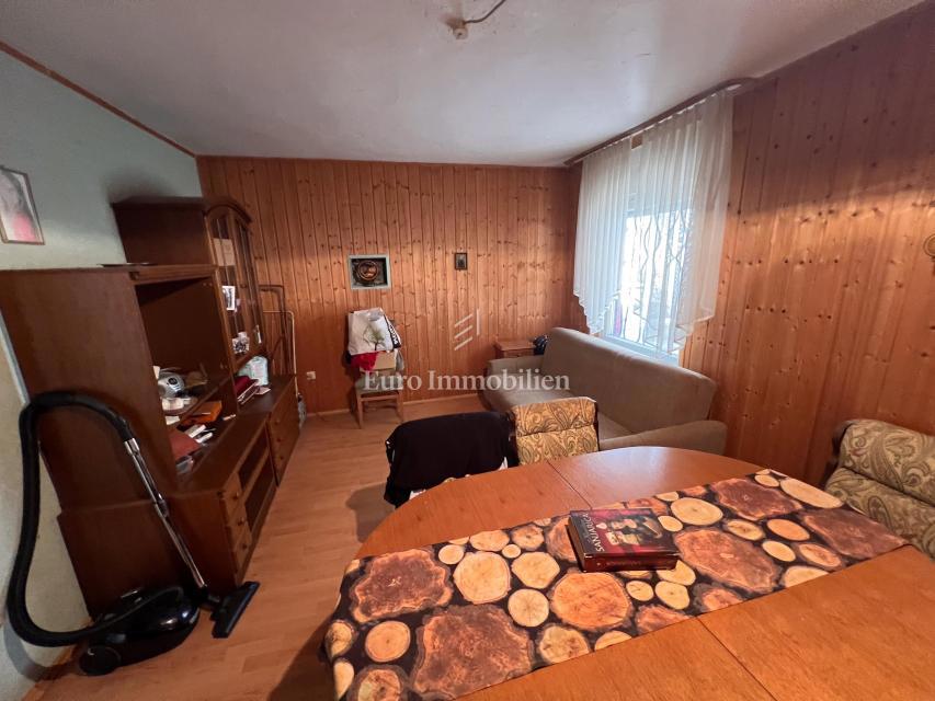 Hiša z Dvema Stanovanjema na Mirni Lokaciji