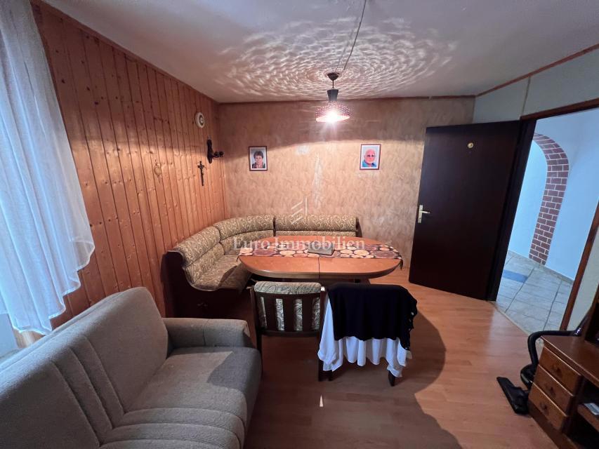 Hiša z Dvema Stanovanjema na Mirni Lokaciji