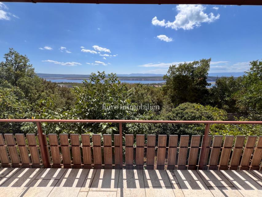 Hiša z Dvema Stanovanjema na Mirni Lokaciji