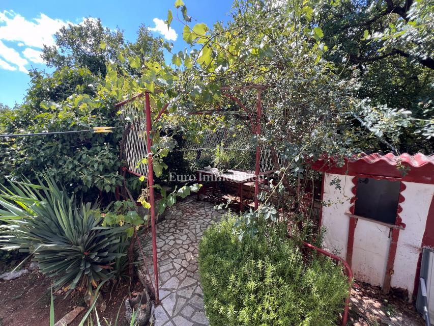 Hiša z Dvema Stanovanjema na Mirni Lokaciji