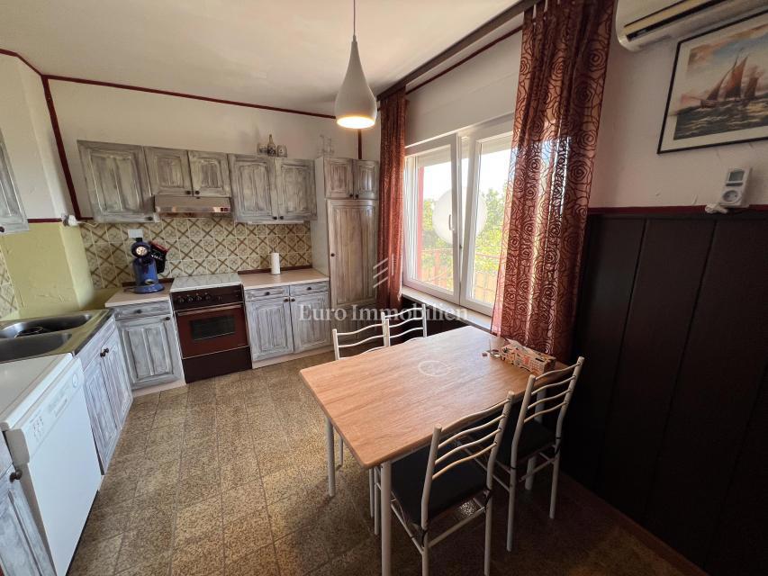 Hiša z Dvema Stanovanjema na Mirni Lokaciji