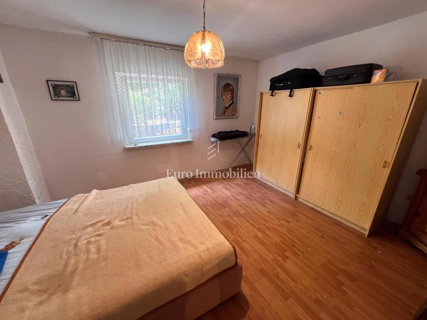 Hiša z Dvema Stanovanjema na Mirni Lokaciji