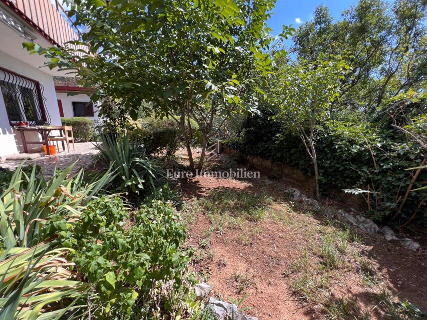 Hiša z Dvema Stanovanjema na Mirni Lokaciji