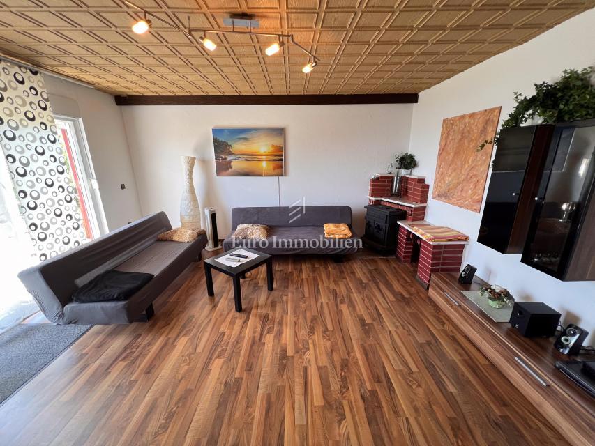 Hiša z Dvema Stanovanjema na Mirni Lokaciji