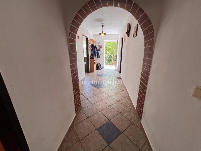 Hiša z Dvema Stanovanjema na Mirni Lokaciji