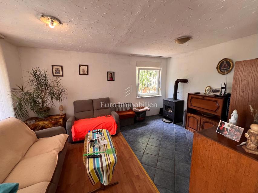 Hiša z Dvema Stanovanjema na Mirni Lokaciji