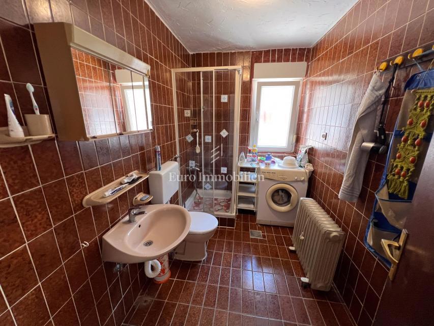 Hiša z Dvema Stanovanjema na Mirni Lokaciji