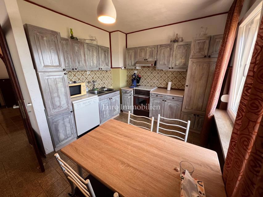 Hiša z Dvema Stanovanjema na Mirni Lokaciji