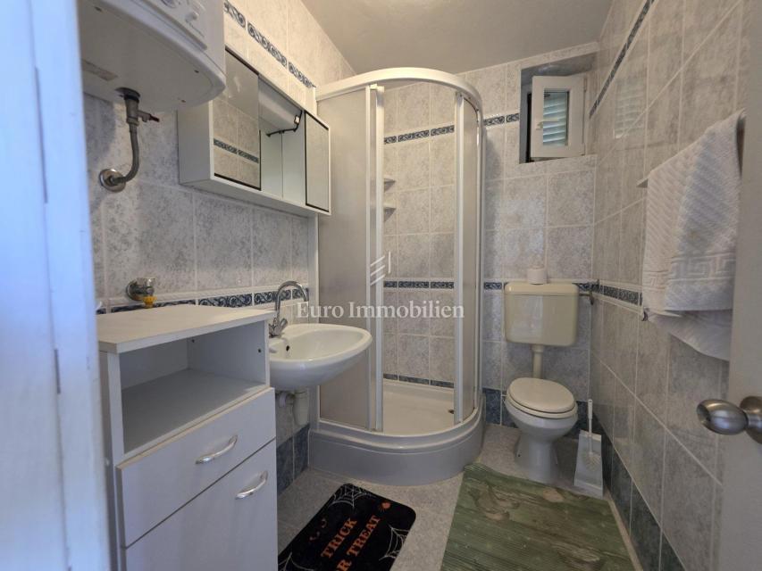 Nepremičnina z več stanovanjskimi enotami, 50 m od morja