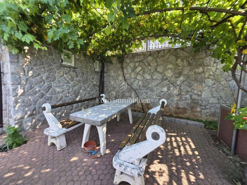 Nepremičnina z več stanovanjskimi enotami, 50 m od morja