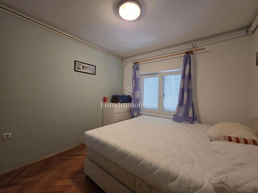 Nepremičnina z več stanovanjskimi enotami, 50 m od morja