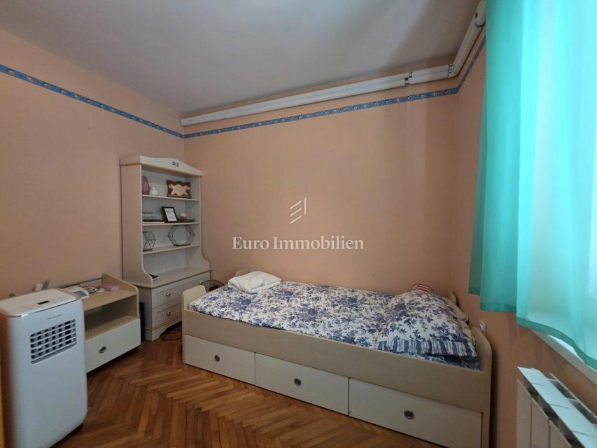 Nepremičnina z več stanovanjskimi enotami, 50 m od morja