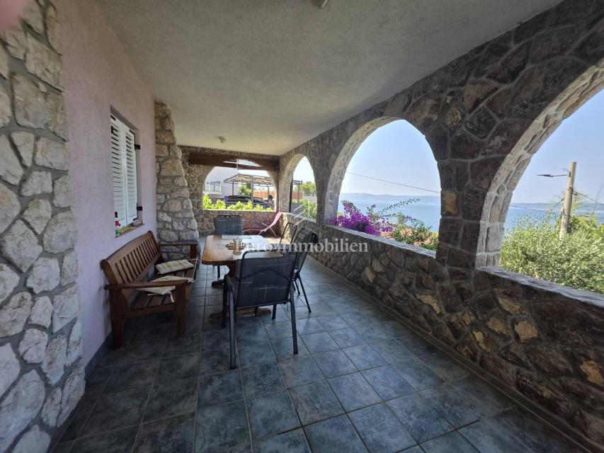 Nepremičnina z več stanovanjskimi enotami, 50 m od morja